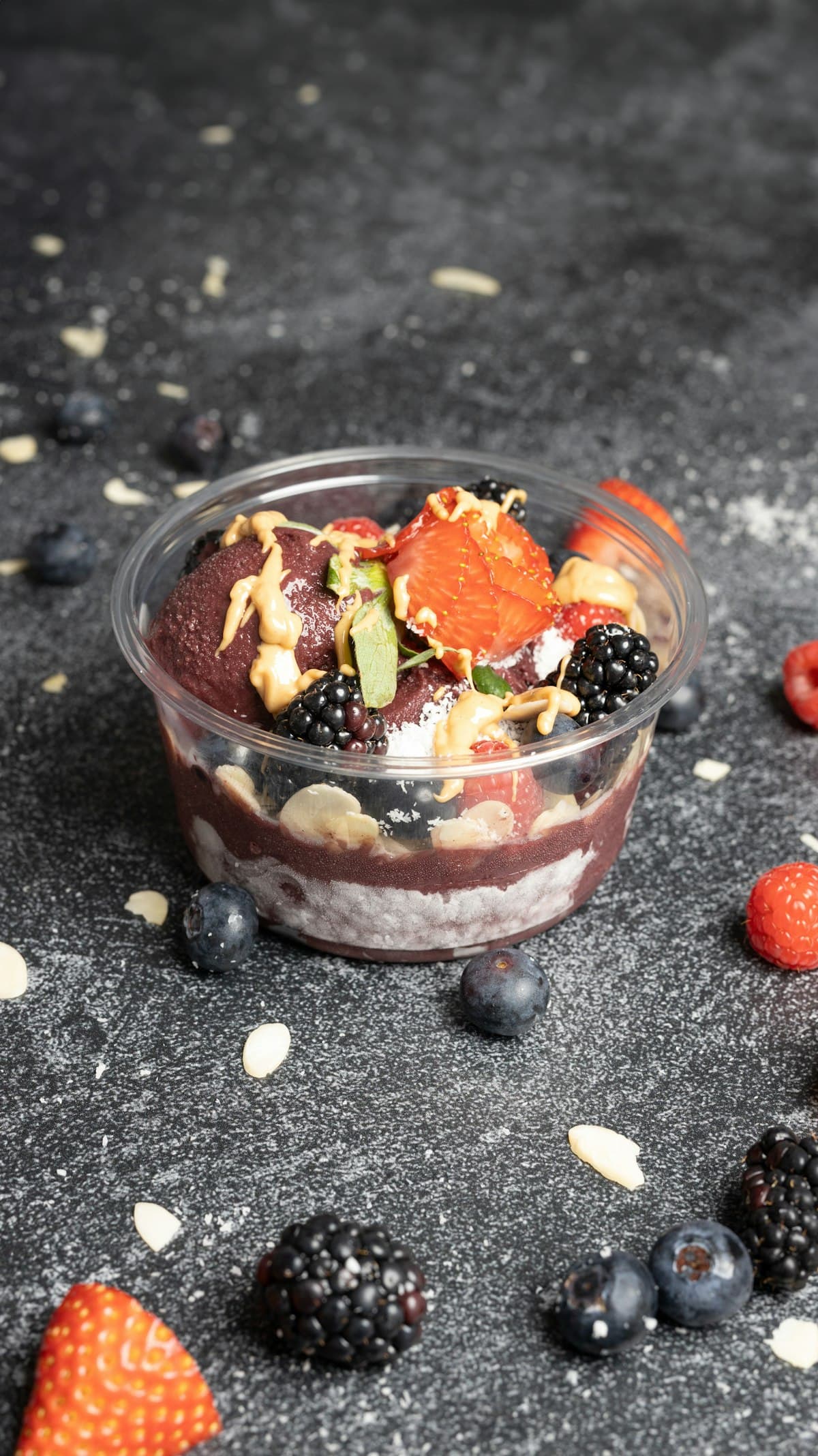 Vaso de açaí en capas con toppings