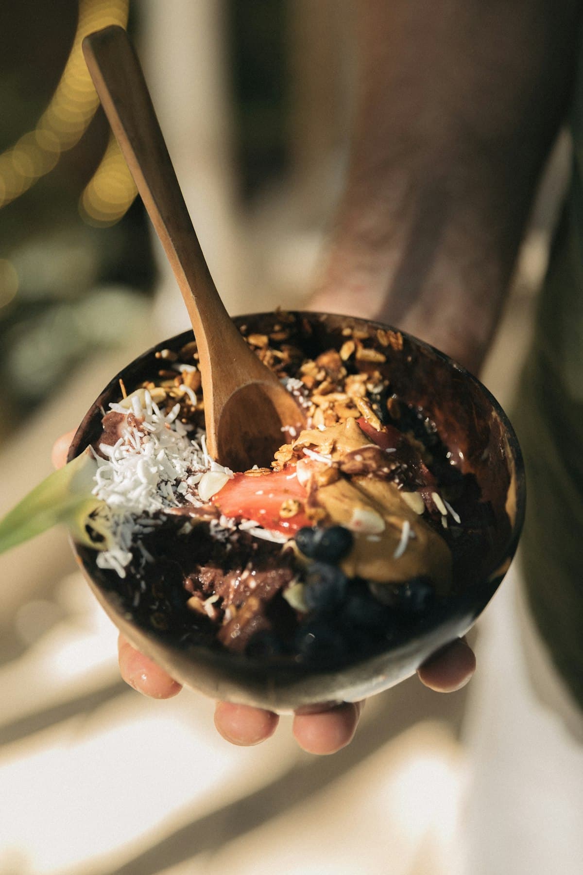 Persona comiendo un bowl de açaí