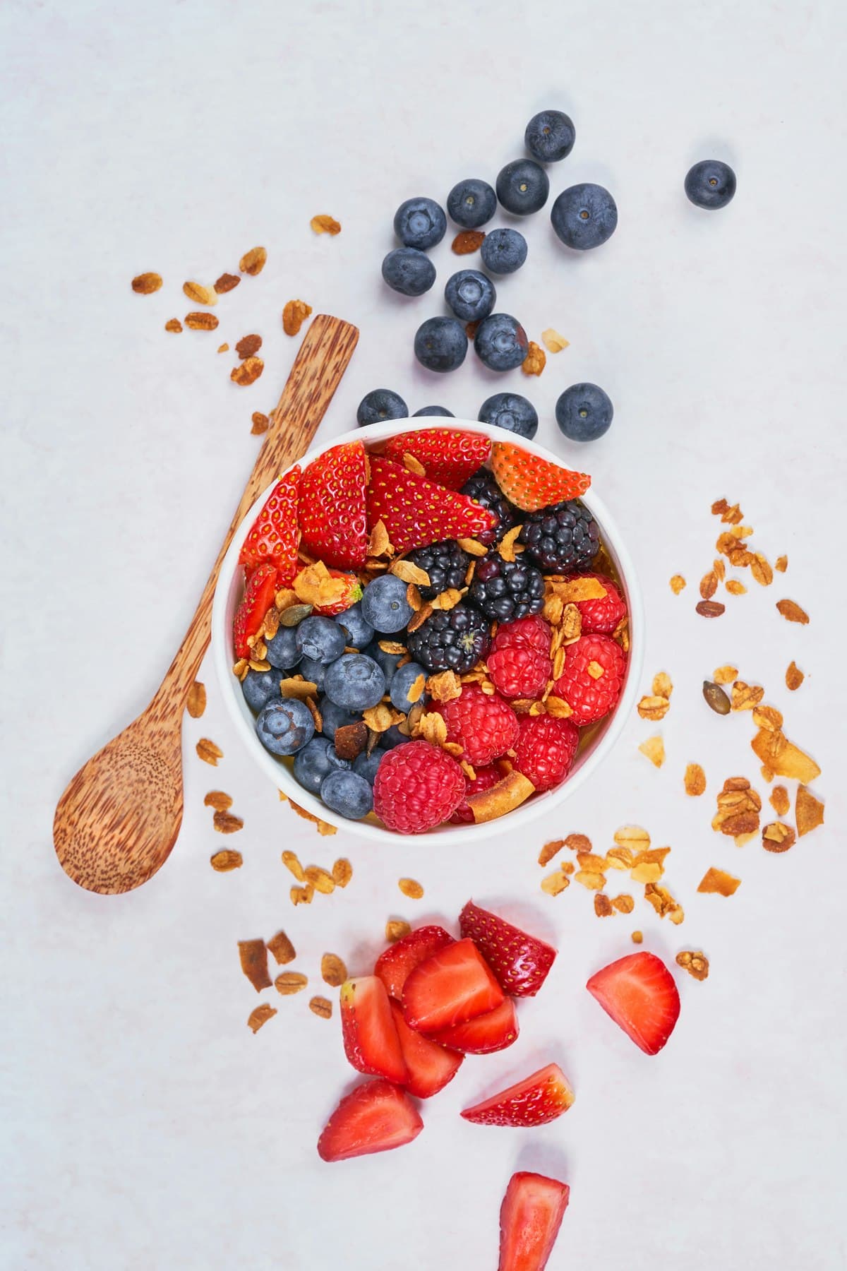 Bowl de açaí con fruta y cuchara de madera