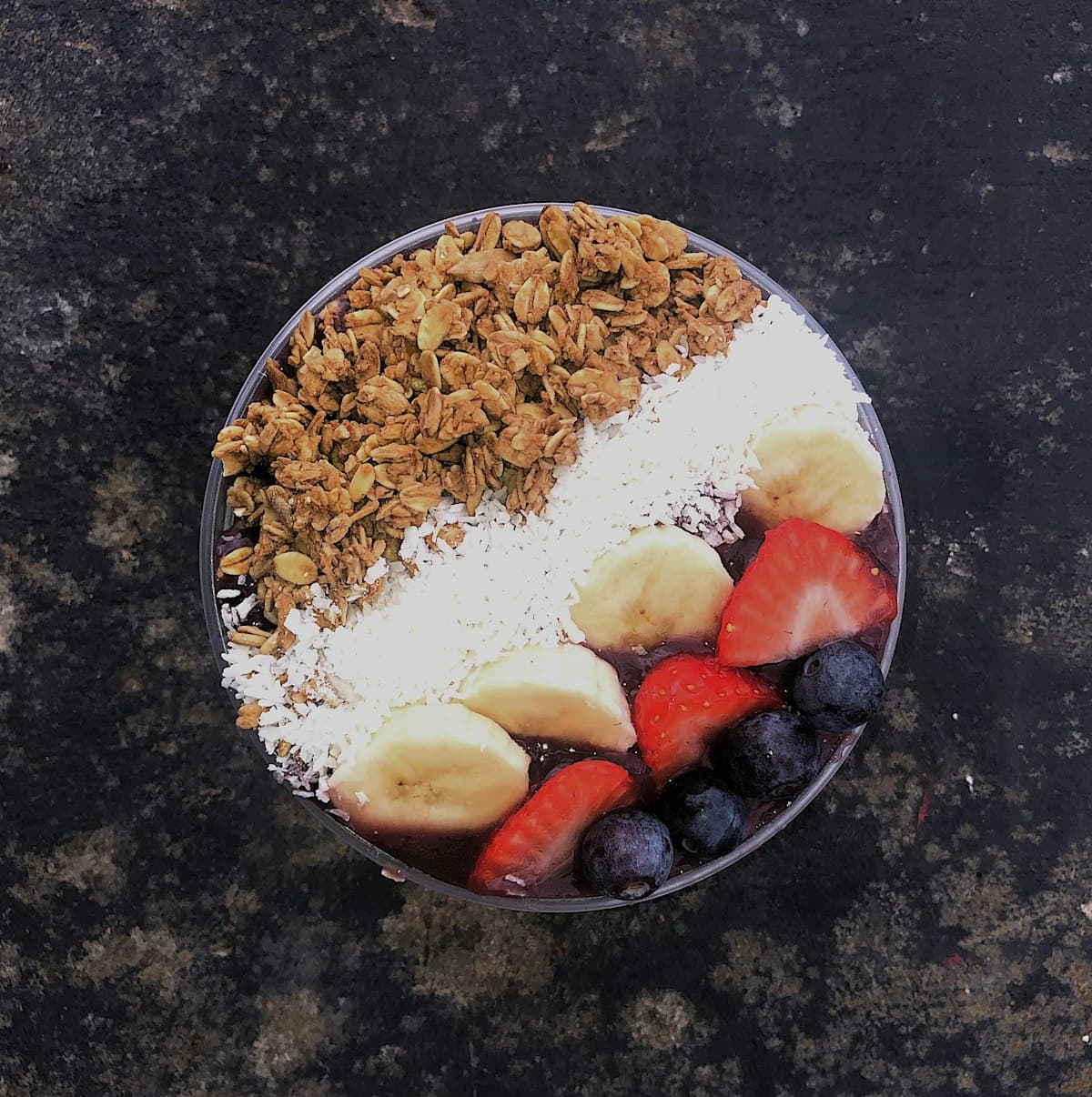 Bowl de açaí con granola y plátano