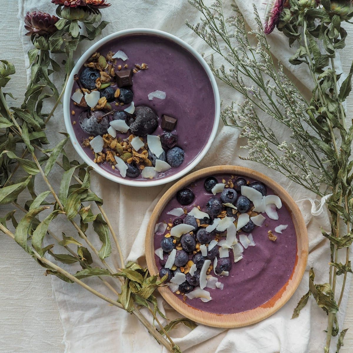 Dos bowls de açaí vistos desde arriba