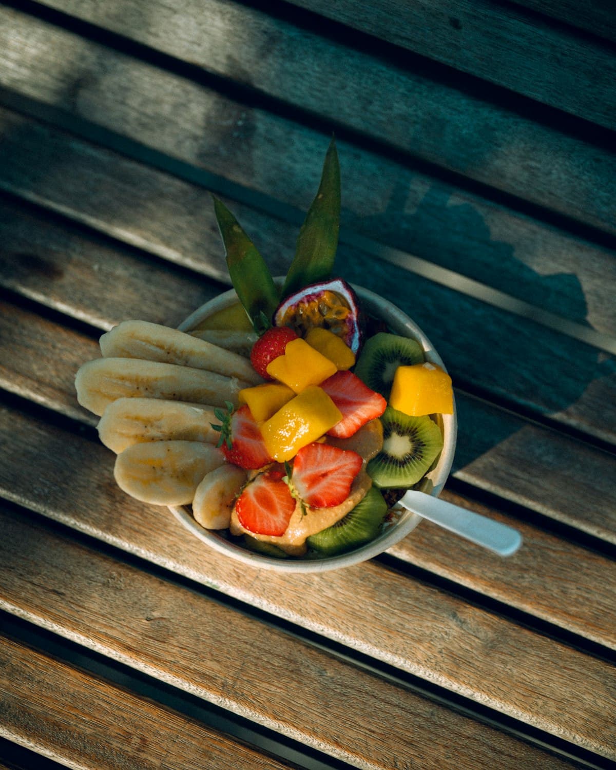 Bowl de açaí con fruta fresca alrededor