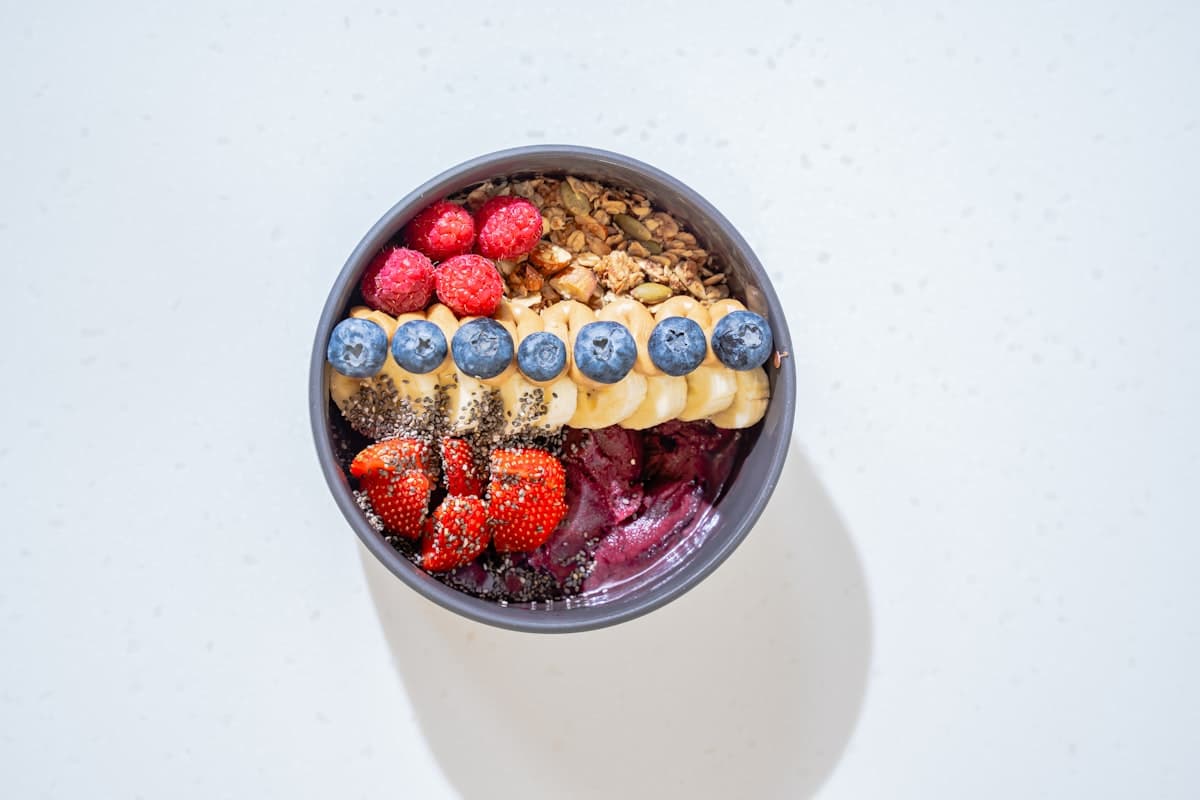 Bowl de açaí con fresa, arándano y plátano