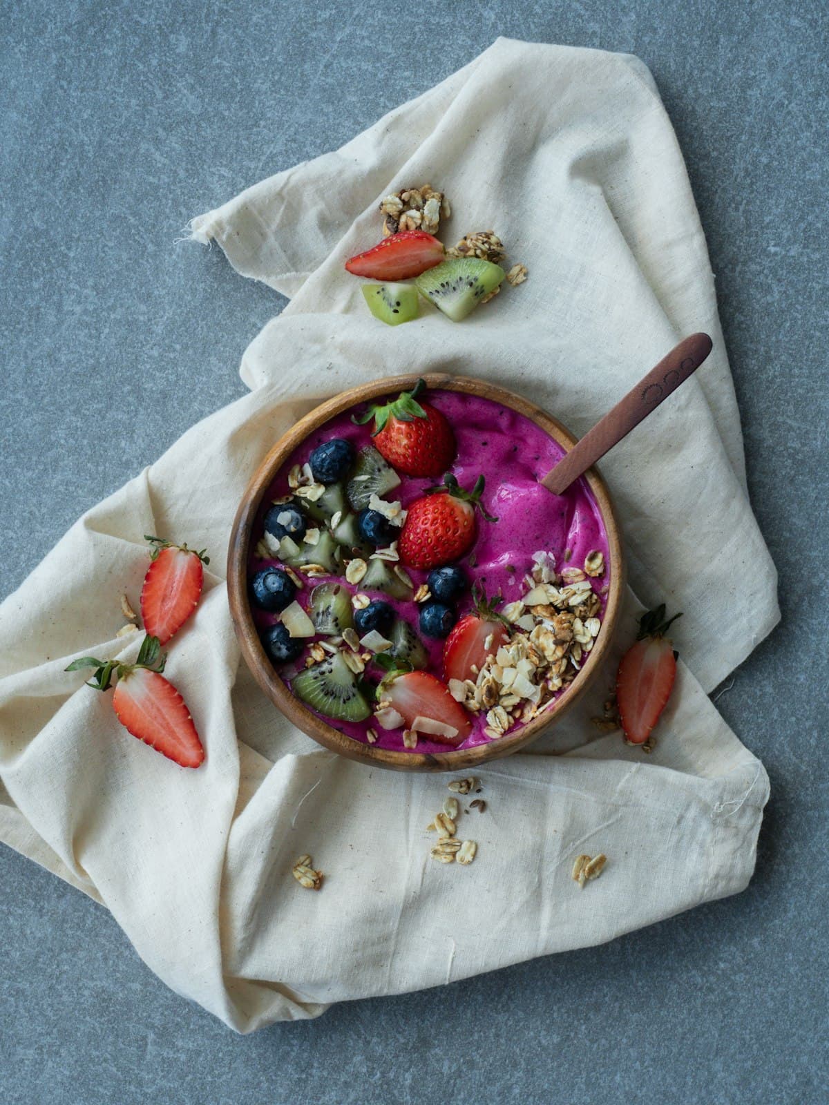 Bowl de açaí con fresa, arándano y granola