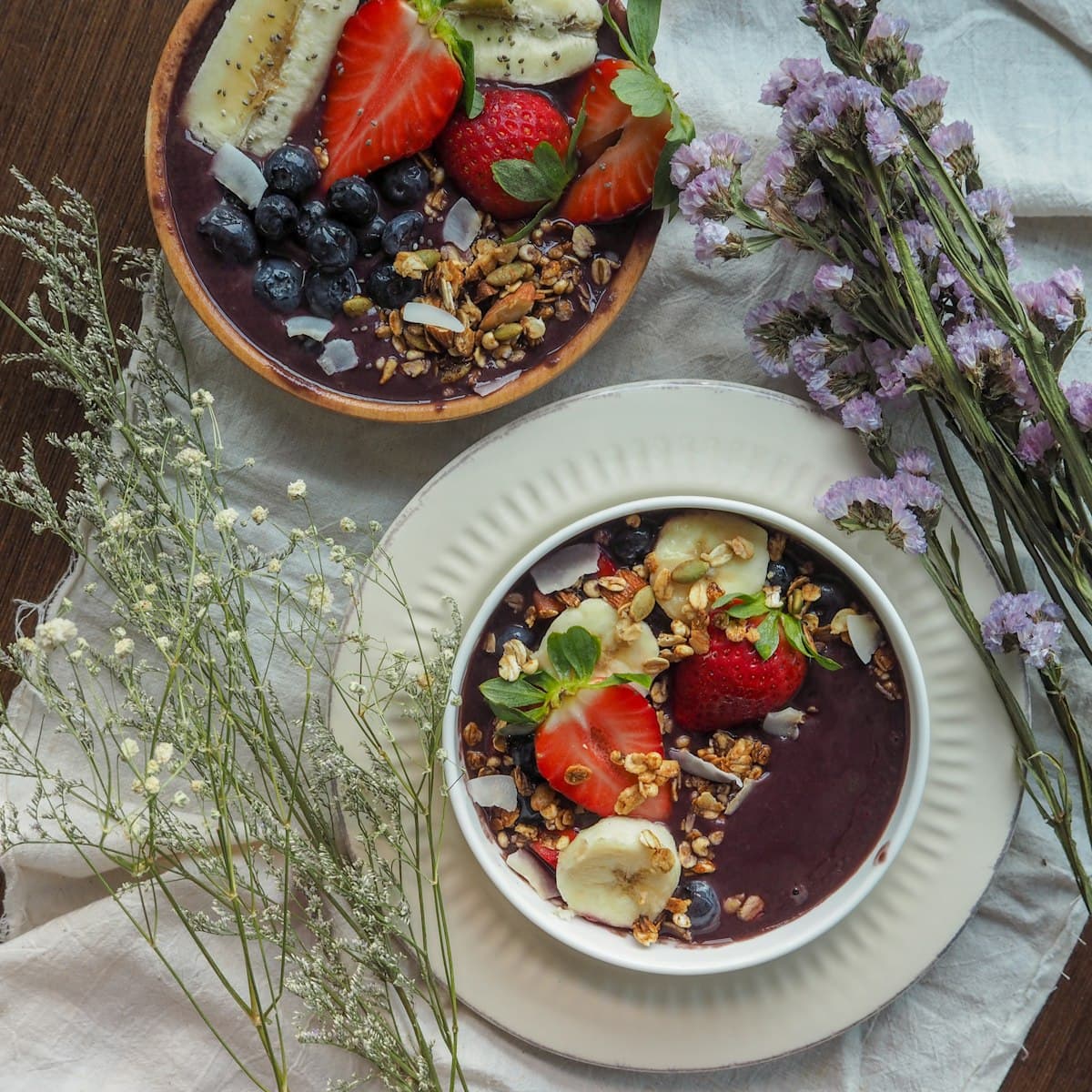 Bowl de açaí oscuro con granola